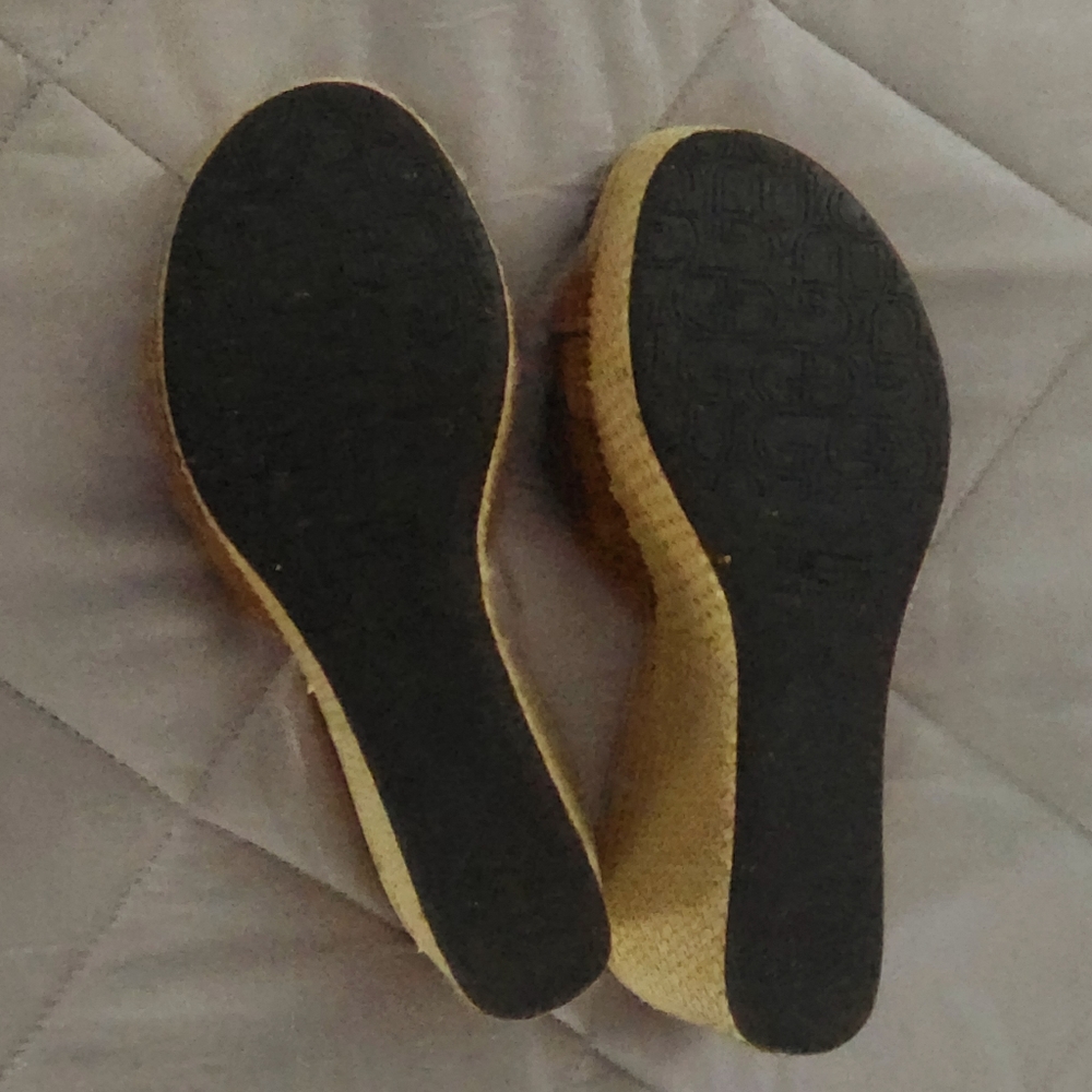 UGG slides Sz 8 - Picture 4 of 6